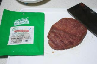 牛排解冻，用刀背在牛排两面分别拍几下。