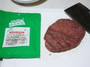 牛排解冻，用刀背在牛排两面分别拍几下。