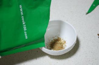 倒出10克左右芝加哥牛排调料。