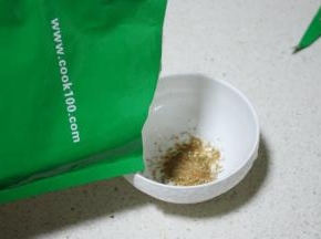 倒出10克左右芝加哥牛排调料。