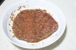 调料均匀的抹在牛排上，腌30分钟。
