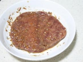 调料均匀的抹在牛排上，腌30分钟。