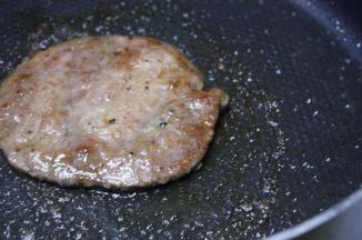 翻面煎至自己喜欢的熟度。