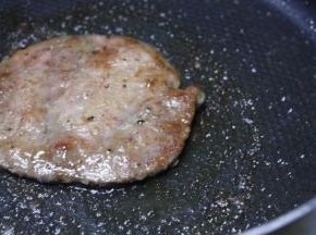 翻面煎至自己喜欢的熟度。