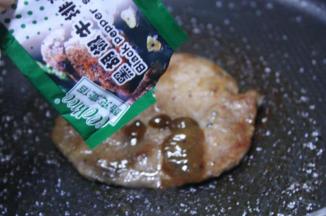 最后倒入一袋黑胡椒牛排酱，稍微收汁即可。