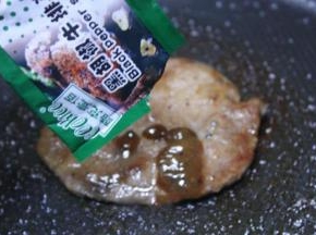 最后倒入一袋黑胡椒牛排酱，稍微收汁即可。