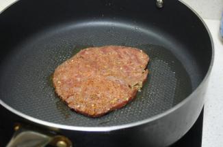 热锅倒入少许橄榄油，中小火放入腌好的牛排。