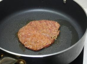 热锅倒入少许橄榄油，中小火放入腌好的牛排。