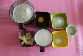 夏天要用冷藏液体哦，或者打面桶上绑冰袋！可以有效降低打面温度，防止面温升高，提前发酵。正题来了，准备好其他材料，黄油切小块软化备用。