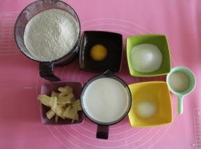 夏天要用冷藏液体哦，或者打面桶上绑冰袋！可以有效降低打面温度，防止面温升高，提前发酵。正题来了，准备好其他材料，黄油切小块软化备用。