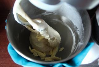 厨师机开1档将材料混合成团，再转3-4档打到粗膜阶段，放入软化好的黄油，先转2档让黄油和面团混合，再转3-4档打到出膜，因为是餐包，其实打不不到手套膜阶段也是可以的。