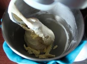 厨师机开1档将材料混合成团，再转3-4档打到粗膜阶段，放入软化好的黄油，先转2档让黄油和面团混合，再转3-4档打到出膜，因为是餐包，其实打不不到手套膜阶段也是可以的。