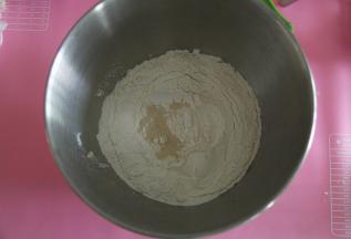 将除了黄油以外的材料，先将液体倒入打面桶，再倒入盐、细砂糖（分开两个角落），再倒入高粉，酵母在高粉上挖洞倒入。