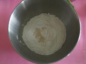 将除了黄油以外的材料，先将液体倒入打面桶，再倒入盐、细砂糖（分开两个角落），再倒入高粉，酵母在高粉上挖洞倒入。