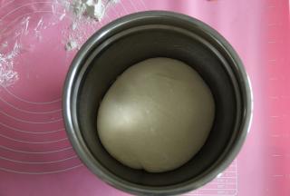 取出揉好的面，双手握住面团，往身体外侧折叠收圆，放入干净盆中，盖保鲜膜，室温27度，进行第一次发酵。