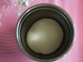 取出揉好的面，双手握住面团，往身体外侧折叠收圆，放入干净盆中，盖保鲜膜，室温27度，进行第一次发酵。