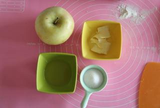 在发酵期间，准备好苹果馅料需要用的东西，建议翻倍做，夹馅可以放多一些。