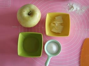 在发酵期间，准备好苹果馅料需要用的东西，建议翻倍做，夹馅可以放多一些。