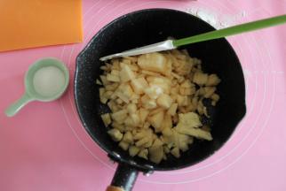 苹果去皮，切成小块，放入不粘锅中，倒入朗姆酒和黄油，细砂糖酌情加入。