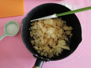 苹果去皮，切成小块，放入不粘锅中，倒入朗姆酒和黄油，细砂糖酌情加入。