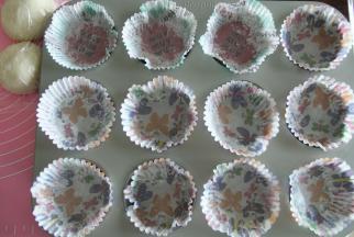 然后准备好连模，可以直接连模上抹黄油，或者如图，放上纸托，在纸托内侧抹黄油，这是为了到时候好脱模，然后烤出来会有一层纸托的褶皱，比较好看！