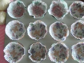 然后准备好连模，可以直接连模上抹黄油，或者如图，放上纸托，在纸托内侧抹黄油，这是为了到时候好脱模，然后烤出来会有一层纸托的褶皱，比较好看！