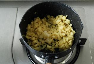 开小火进行翻炒，炒到黄油融化然后与苹果块混合，会炒出水，再慢慢炒干一点，细砂糖可以酌情加入，如果苹果很甜，不加糖也可以！炒到苹果软软的即可。