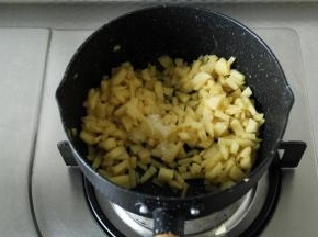 开小火进行翻炒，炒到黄油融化然后与苹果块混合，会炒出水，再慢慢炒干一点，细砂糖可以酌情加入，如果苹果很甜，不加糖也可以！炒到苹果软软的即可。