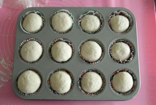 然后将包馅料的面团整理收口成圆形即可，收口一定要捏紧，然后收口朝下，放置在抹了黄油的纸托中。