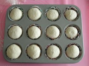 然后将包馅料的面团整理收口成圆形即可，收口一定要捏紧，然后收口朝下，放置在抹了黄油的纸托中。