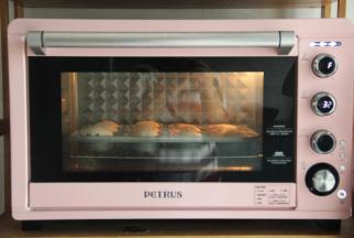 放入烤箱中，32-35度，进行二次发酵。时间没有固定，差不多30分钟，发到面团明显变大，即可。