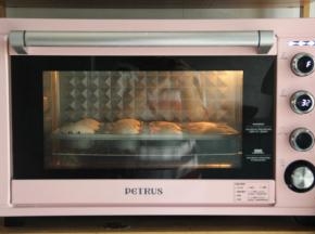 放入烤箱中，32-35度，进行二次发酵。时间没有固定，差不多30分钟，发到面团明显变大，即可。