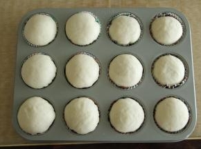 取出二发好的生胚，预热烤箱上下185度。此时可以用干净的苹果柄插在面团上，一起烤，假装它就是一个苹果，如果有南瓜籽，还可以装饰城一片叶子。