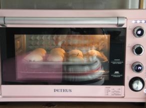 放入预热好的烤箱中下层，转上下180度，烤15分钟即可。如果上色满意可以加盖锡纸。