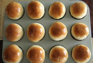 烤好取出到冷凉架上，趁热刷一层黄油，油光锃亮，然后冷凉到几乎只有一点余温，就可以密封打包！当然趁热吃最好吃啦！