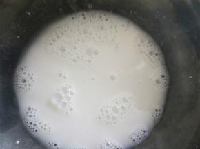 汤种材料中的吐司粉和水混合，用蛋抽轻轻搅拌均匀