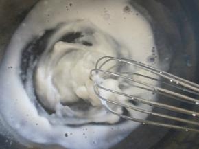 全程小火，一边加热，一边用蛋抽不断搅拌