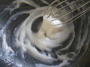 加热到面糊浓稠即可，装小盘中，凉却备用