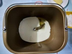 先将淡奶油、全蛋液、牛奶这些液体放入面包桶中