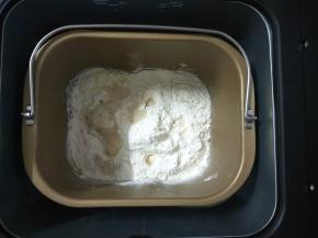 除了黄油，其他材料放入面包桶中