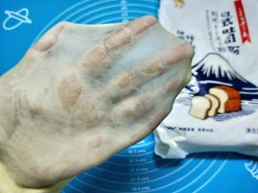 启动和面程序，10分钟，加入黄油，继续和面程序25分钟，至扩展阶段