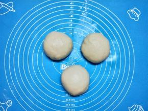 将揉好的团，排气，平均分成3份，然后用保鲜膜盖好，松驰15分钟