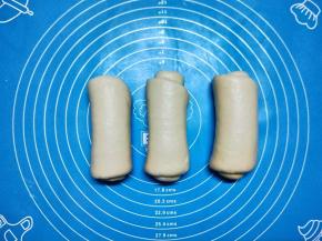 其他两个面团用同样方法卷好，卷好的三个面团，盖上保鲜膜再松驰15分钟