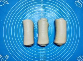 其他两个面团用同样方法卷好，卷好的三个面团，盖上保鲜膜再松驰15分钟