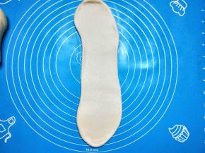 松驰好的面团擀开，卷起