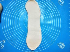 松驰好的面团擀开，卷起