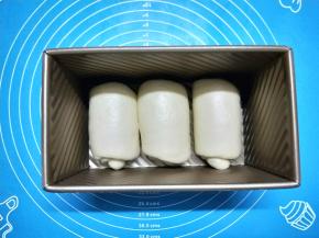 将卷好的面团，放入吐司盒中