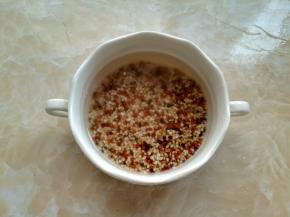 三色藜麦淘洗2遍，用水浸泡20分以上