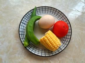 泡藜麦的时候，把玉米洗干净，秋葵洗干净，番茄洗干净，鸡蛋用毛刷把蛋壳刷干净