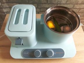 冷水上锅，放入鸡蛋和玉米开大火煮开，加适量的盐，放入秋葵焯水2分钟捞出来，玉米和鸡蛋再多煮5分钟，彻底煮熟了再捞出来。